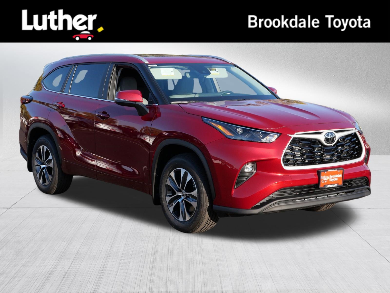 Certified 2026 Toyota Highlander XLE AWD/4WD image 1
