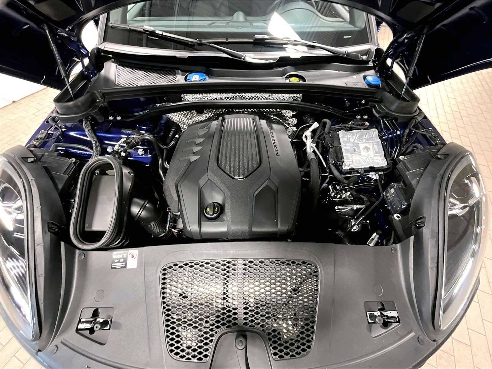 Used 2025 Porsche Macan image 37