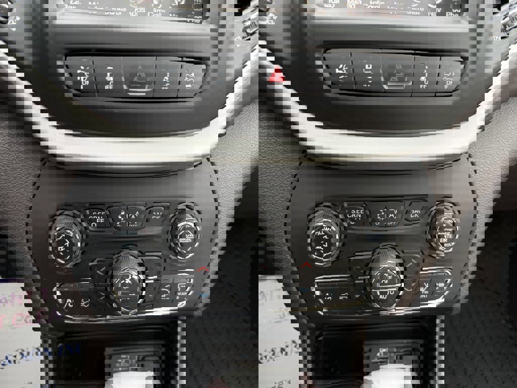 Used 2018 Jeep Cherokee Overland w/ Technology Group image 26