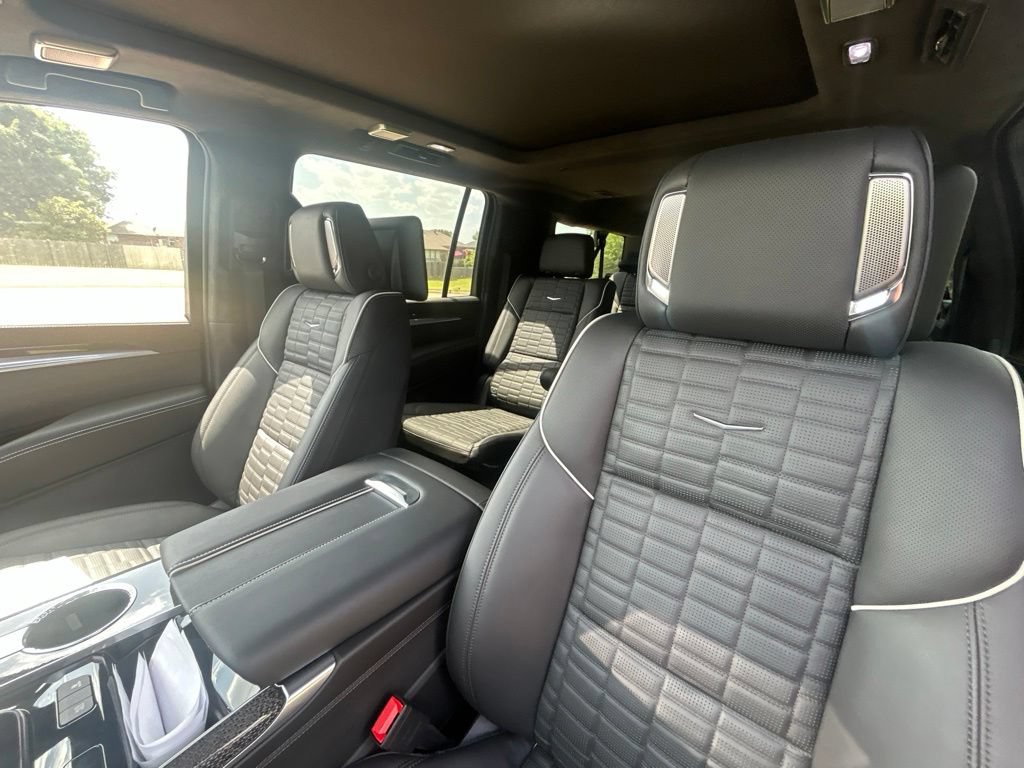 Used 2025 Cadillac Escalade ESV V w/ LPO, ONYX Package AWD/4WD image 9