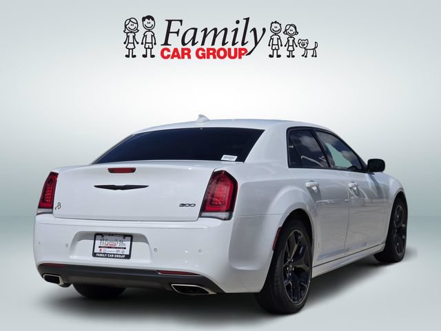 Used 2023 Chrysler 300 Touring L w/ Comfort Group RWD image 4