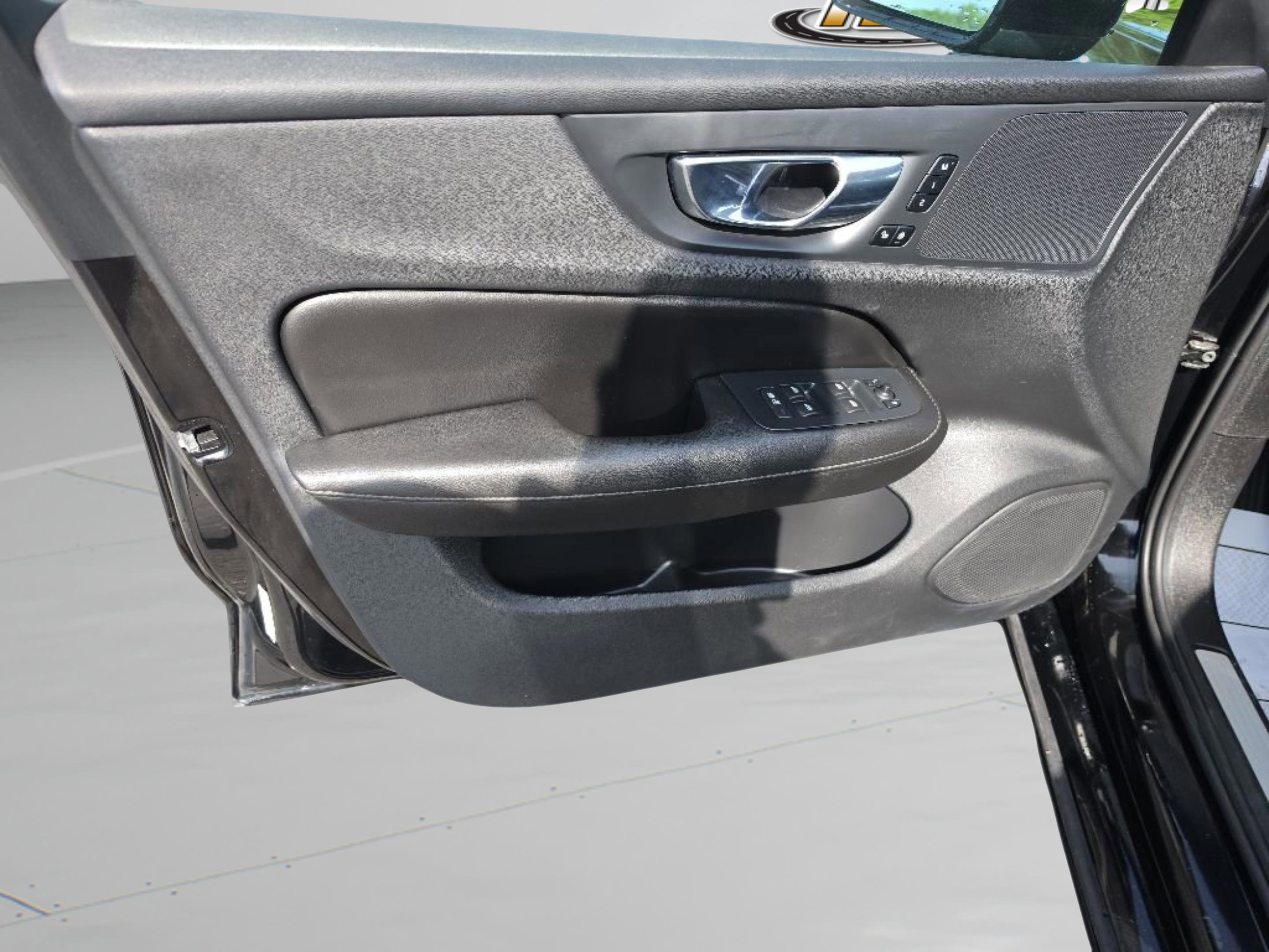 Used 2020 Volvo S60 T5 Momentum FWD image 13