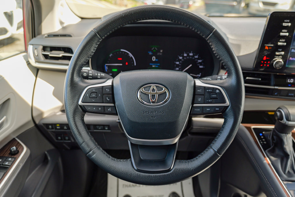 Used 2024 Toyota Sienna XLE w/ XLE Plus Package FWD image 42