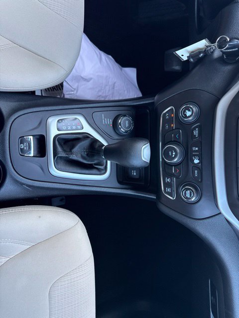 Used 2017 Jeep Cherokee Latitude AWD/4WD image 16
