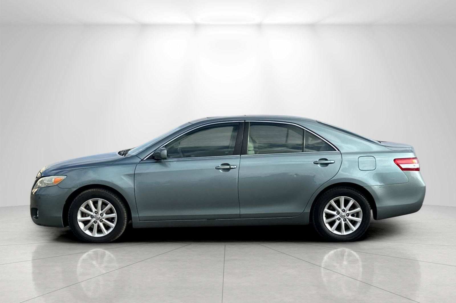 Used 2011 Toyota Camry XLE FWD image 6