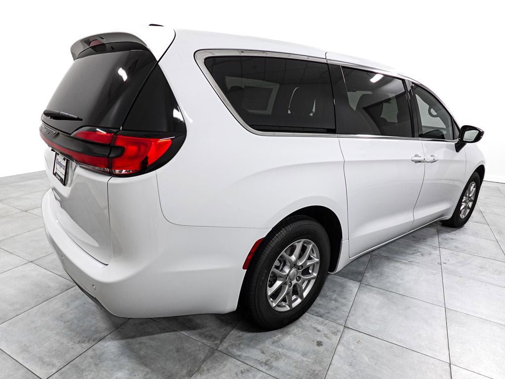 New 2027 Chrysler Pacifica Select FWD image 7