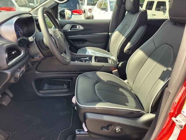 New 2026 Chrysler Pacifica Limited FWD image 3