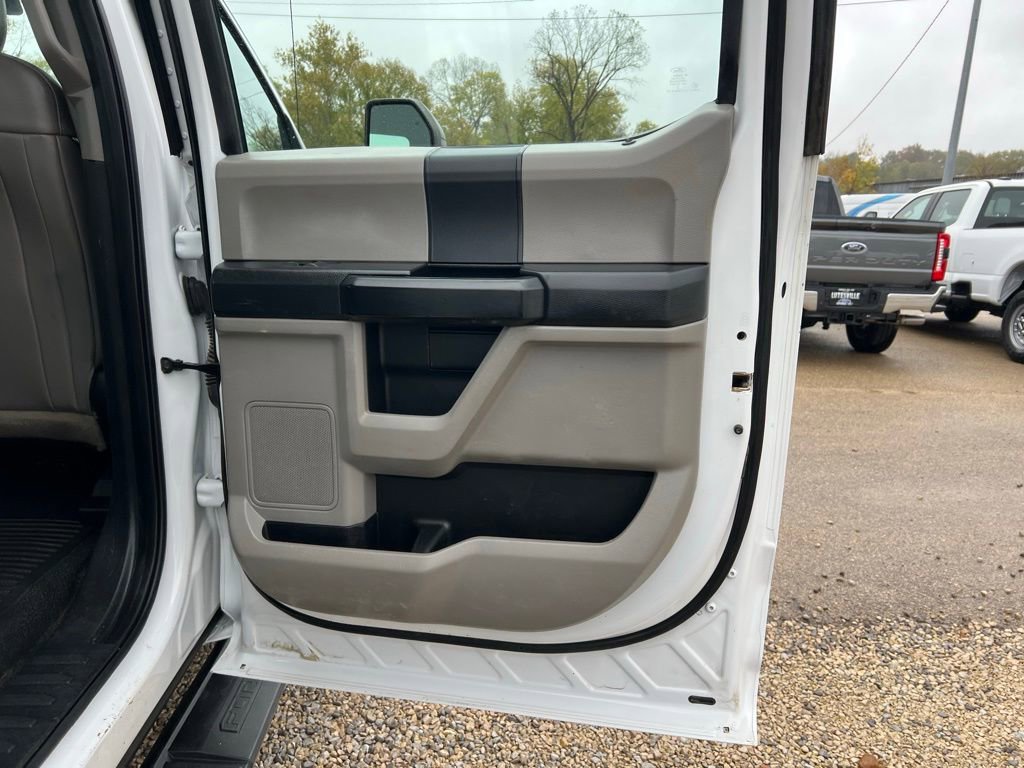 Used 2017 Ford F550 4x4 Crew Cab Super Duty w/ Power Equipment Group image 17