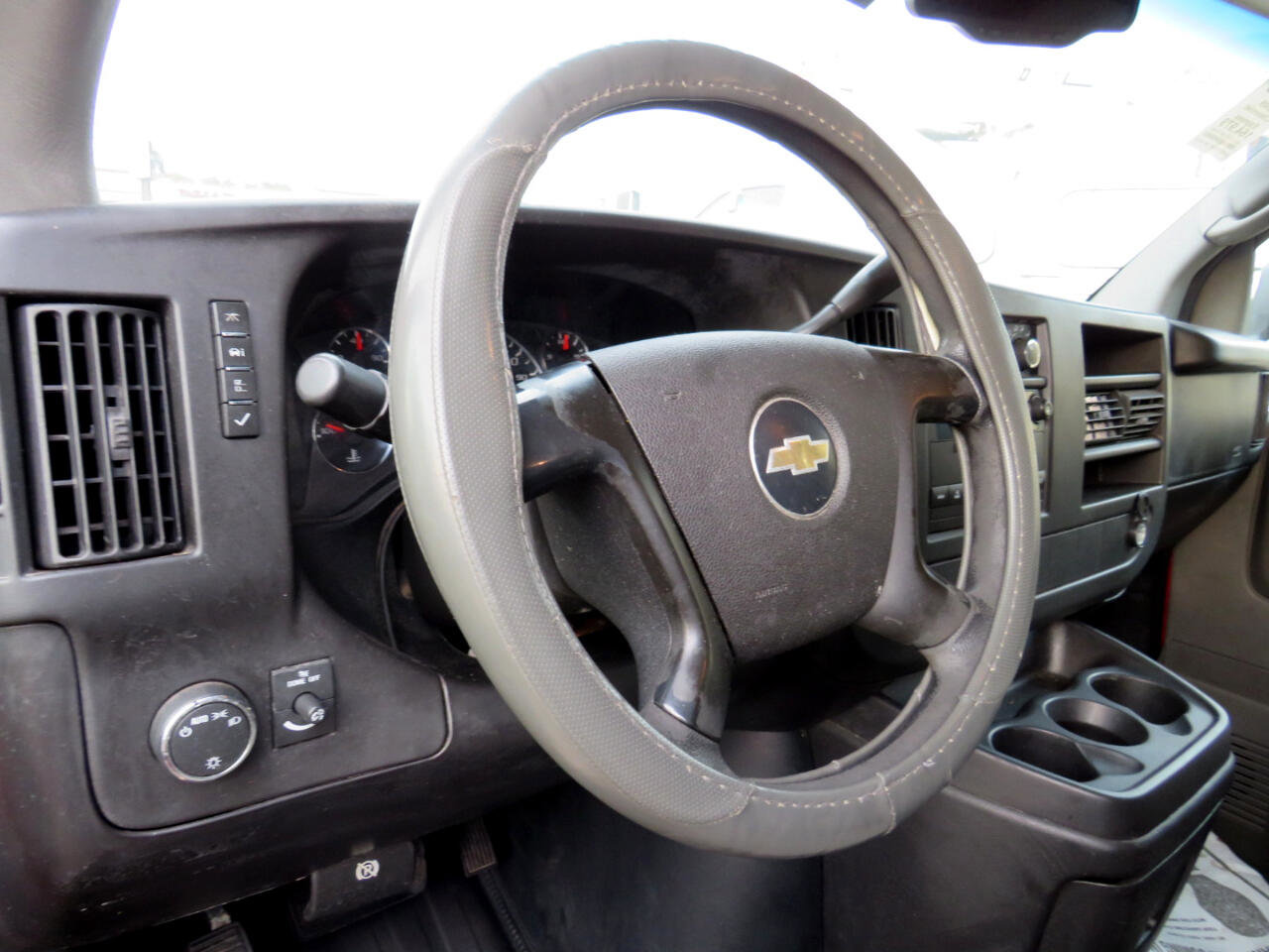Used 2009 Chevrolet Express 2500 image 7