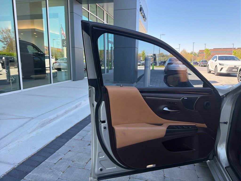 Used 2019 Lexus ES 350 Ultra Luxury w/ Accessory Package 2 image 35