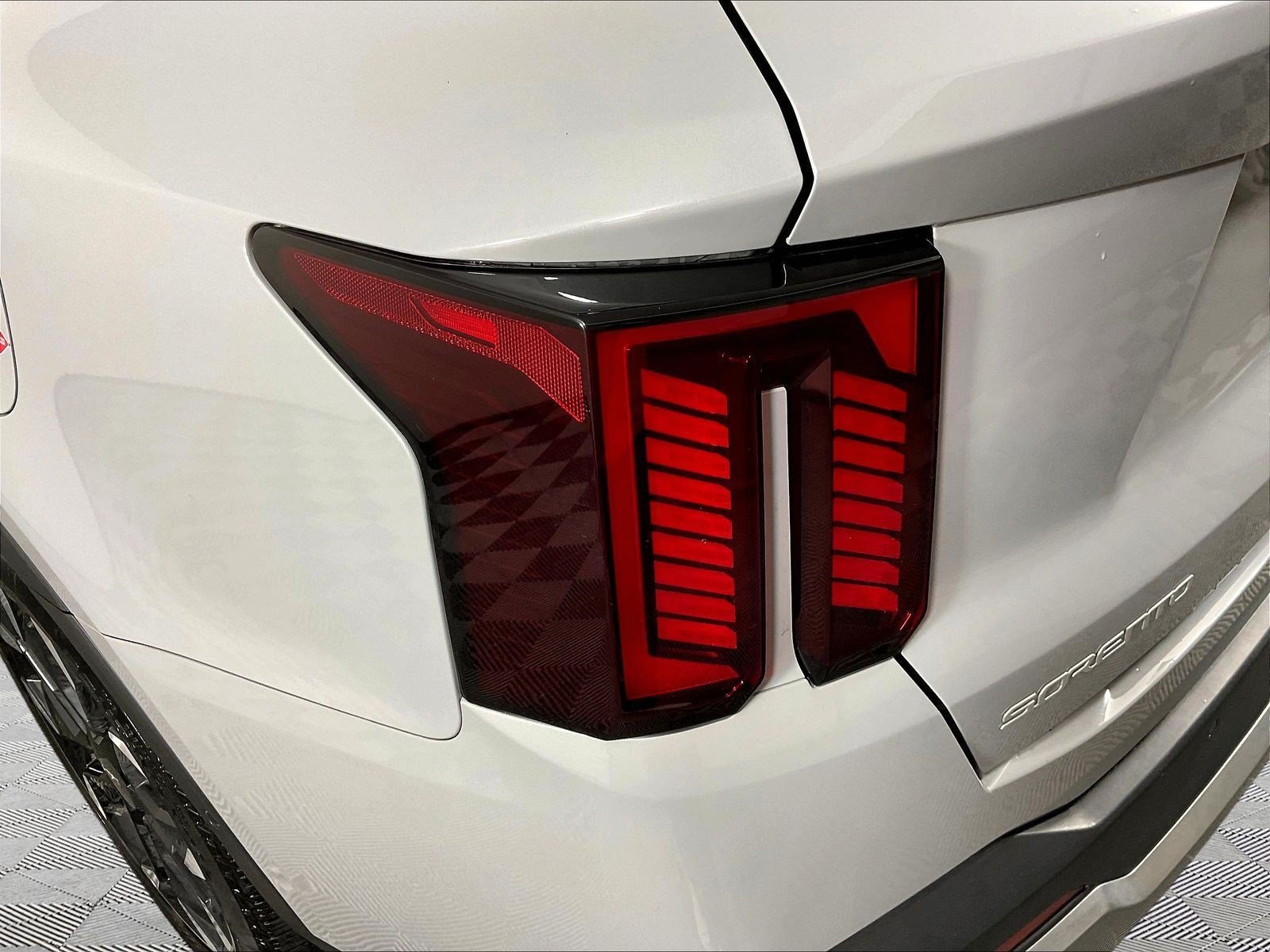 Certified 2025 Kia Sorento SX FWD image 23