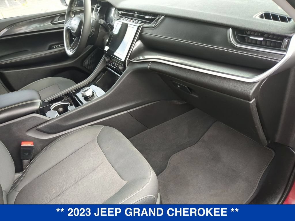 Used 2023 Jeep Grand Cherokee Laredo AWD/4WD image 22