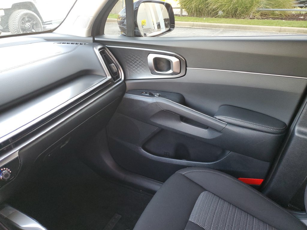 Used 2025 Kia Sorento LX FWD image 35