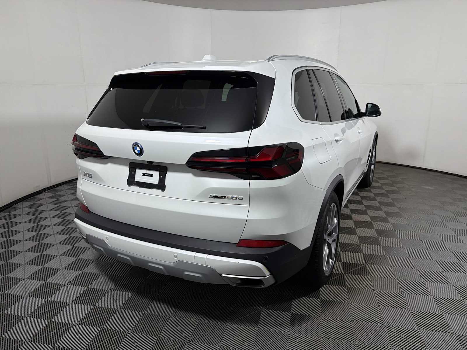 Used 2024 BMW X5 xDrive50e w/ Parking Assistance Package AWD/4WD image 6