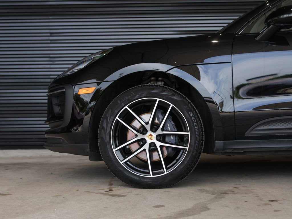 Certified 2025 Porsche Macan image 13