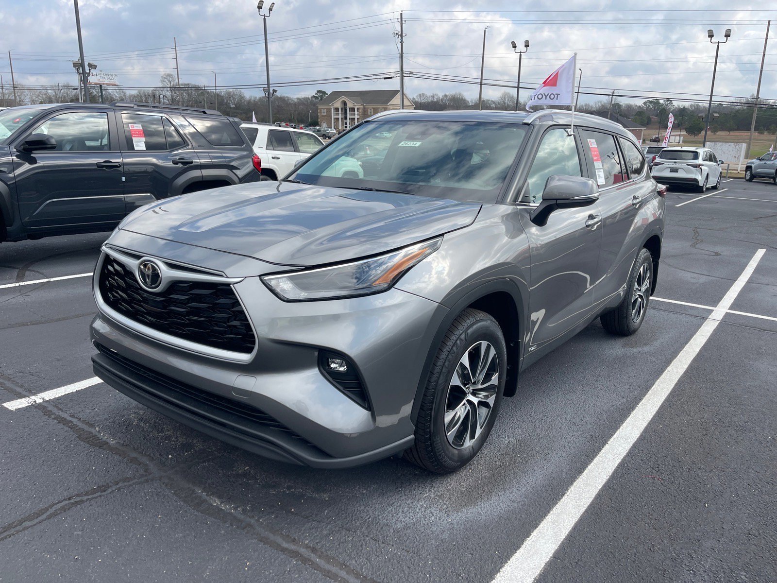 New 2026 Toyota Highlander XLE image 3