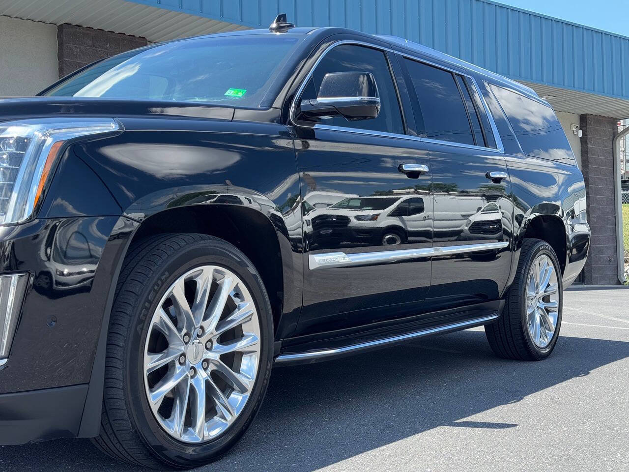 Used 2018 Cadillac Escalade ESV Premium Luxury AWD/4WD image 47