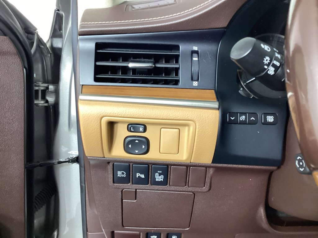 Used 2017 Lexus ES 300h w/ Luxury Package FWD image 12
