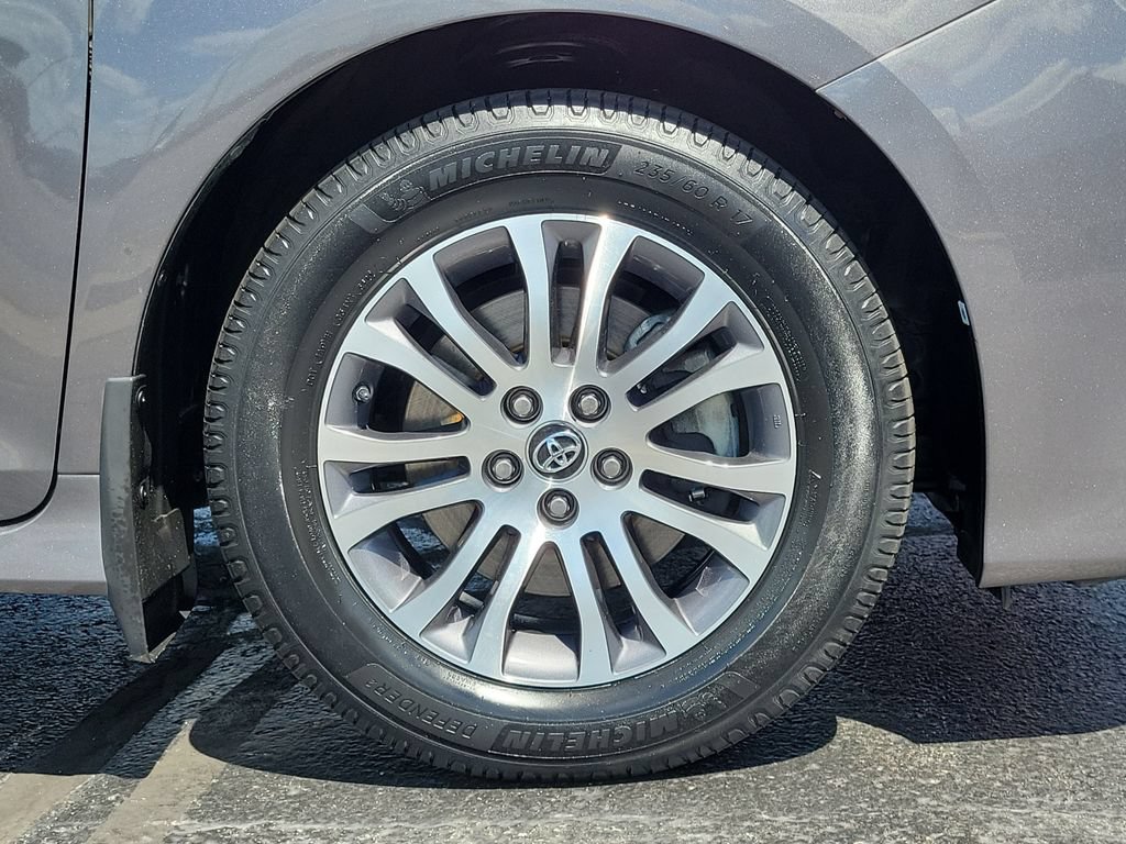 Used 2019 Toyota Sienna XLE w/ XLE Navigation Package FWD image 9