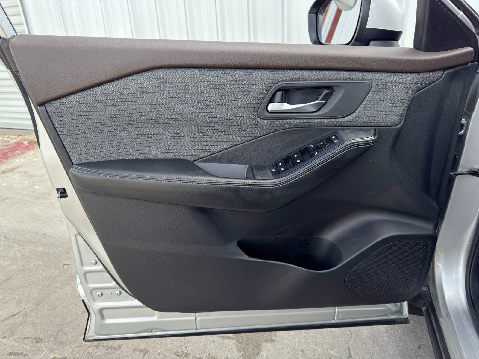 Used 2023 Nissan Rogue SV image 37