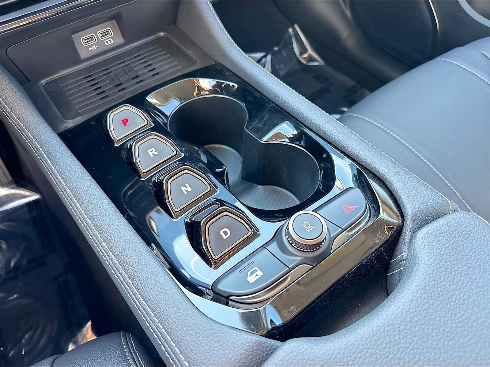 New 2025 VinFast VF 8 Eco image 17