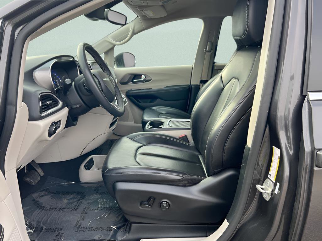 Used 2023 Chrysler Pacifica Touring-L image 10