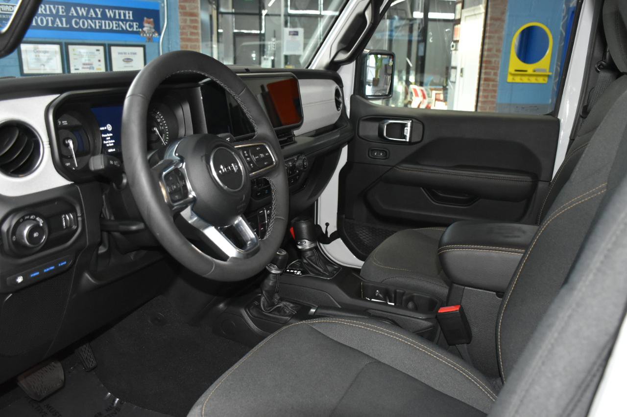Used 2025 Jeep Wrangler Unlimited Sahara w/ Safety Group AWD/4WD image 38
