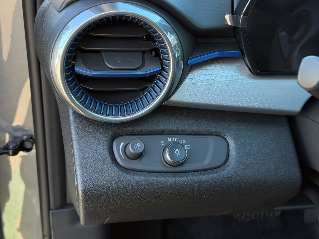 New 2026 Chevrolet Trax LT w/ Sunroof Package FWD image 16