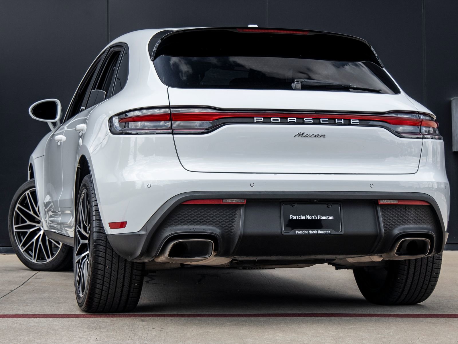 Certified 2023 Porsche Macan image 3