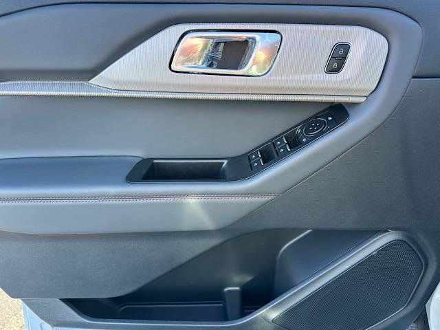 New 2025 Ford Explorer Active w/ Active Comfort Package image 11