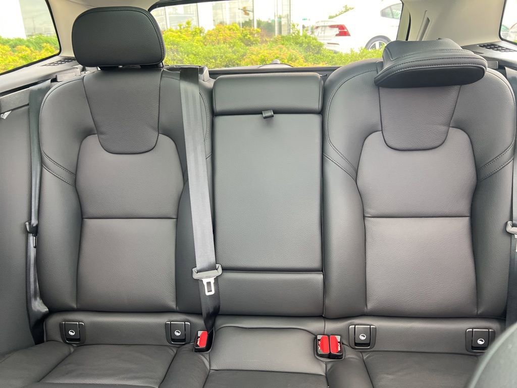 Certified 2025 Volvo XC60 T8 Plus w/ Protection Package Premier image 25