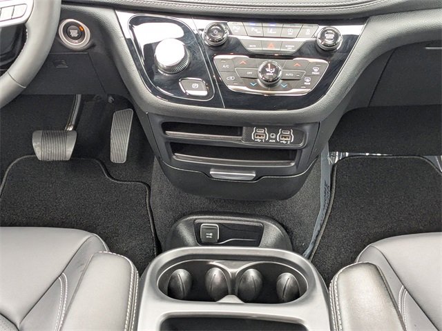 Used 2025 Chrysler Pacifica Select image 18