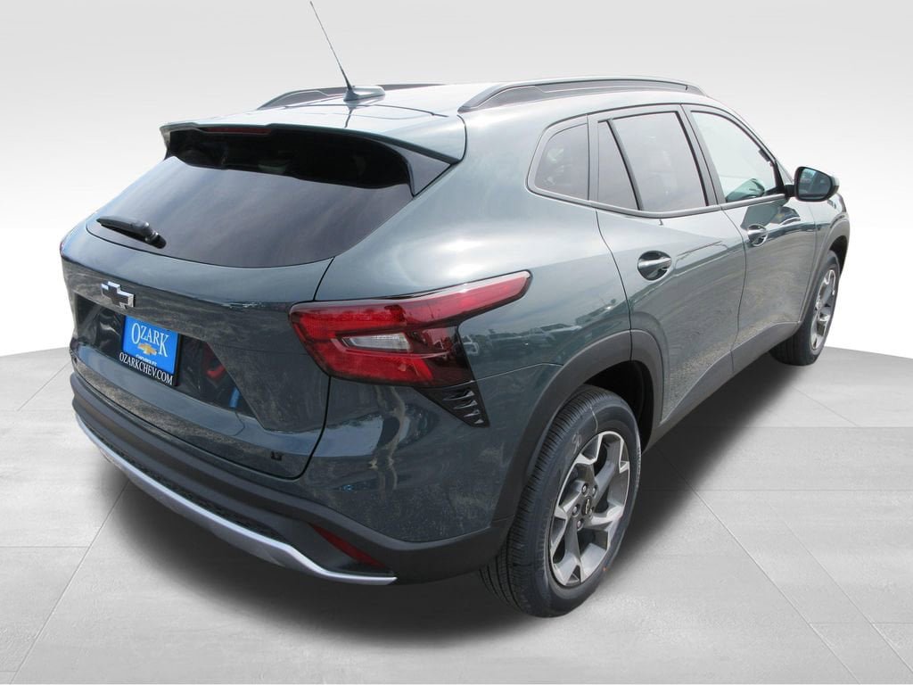 New 2026 Chevrolet Trax LT w/ LPO, Blackout Package FWD image 5