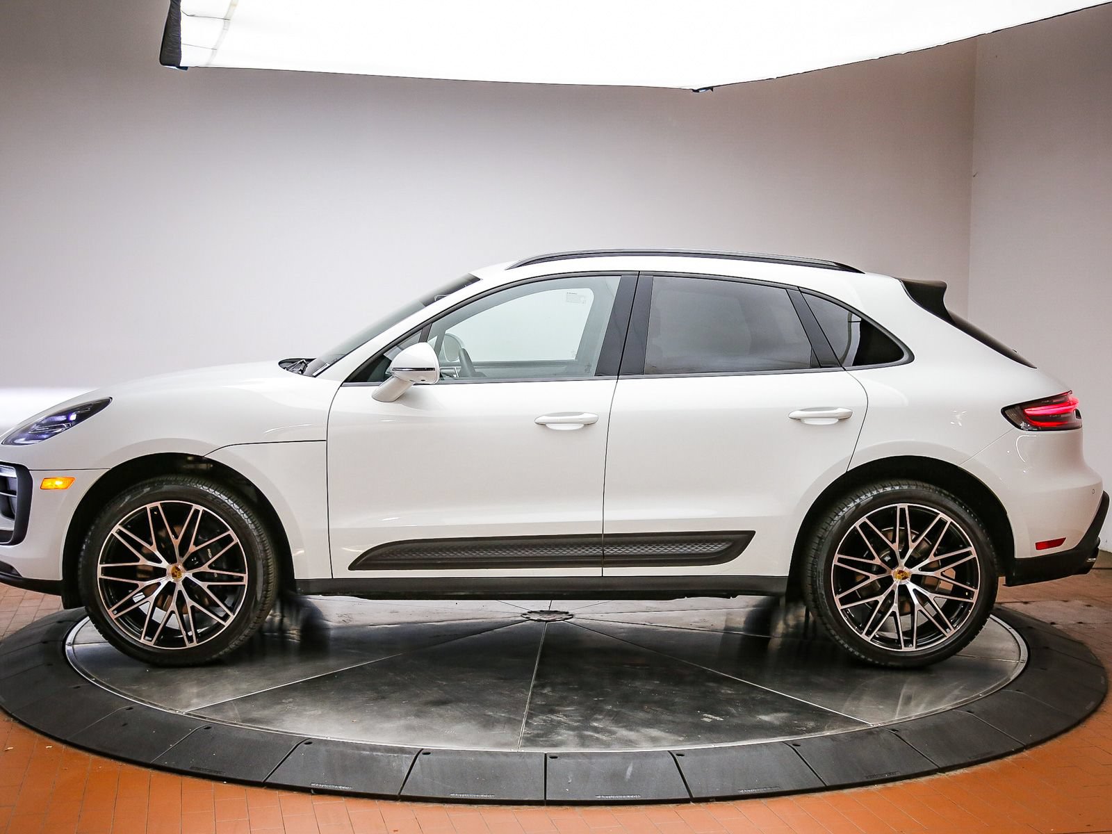Certified 2026 Porsche Macan AWD/4WD image 35