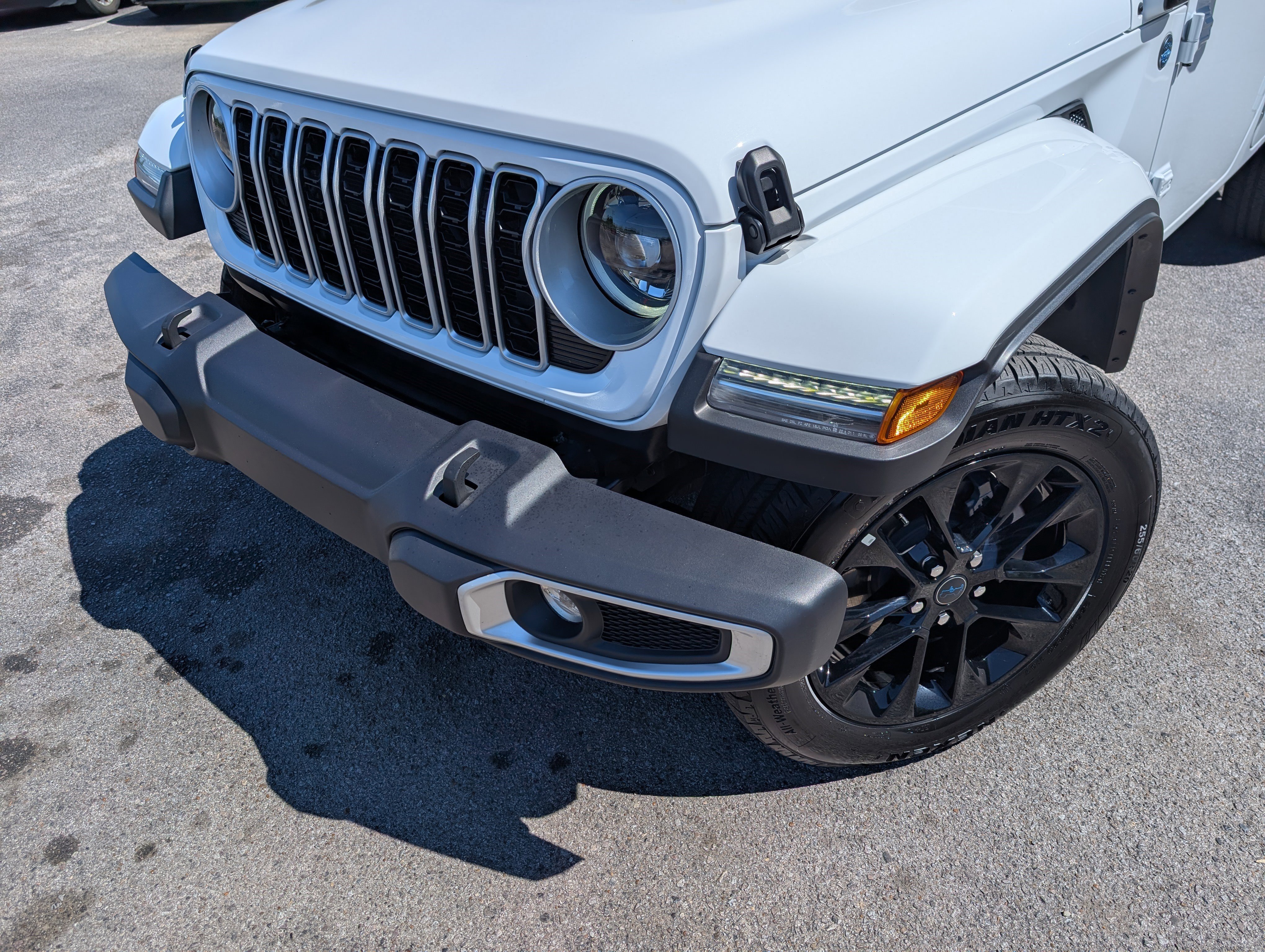 Used 2025 Jeep Wrangler Unlimited Sahara w/ Safety Group AWD/4WD image 13