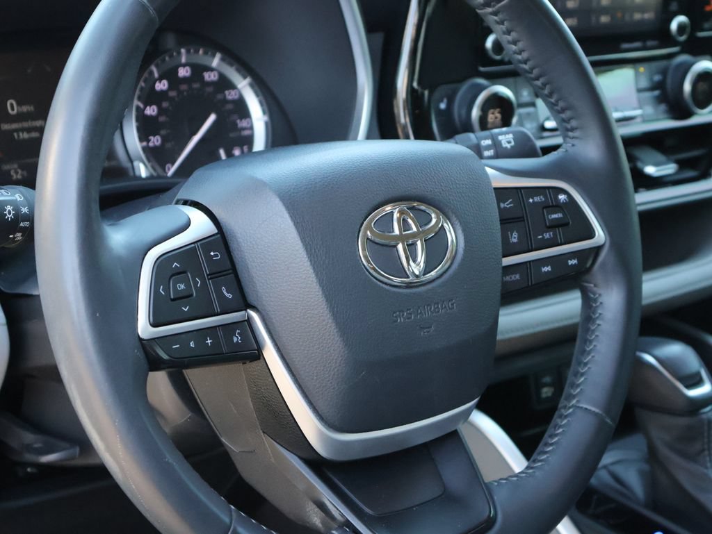 Used 2022 Toyota Highlander XLE FWD image 19