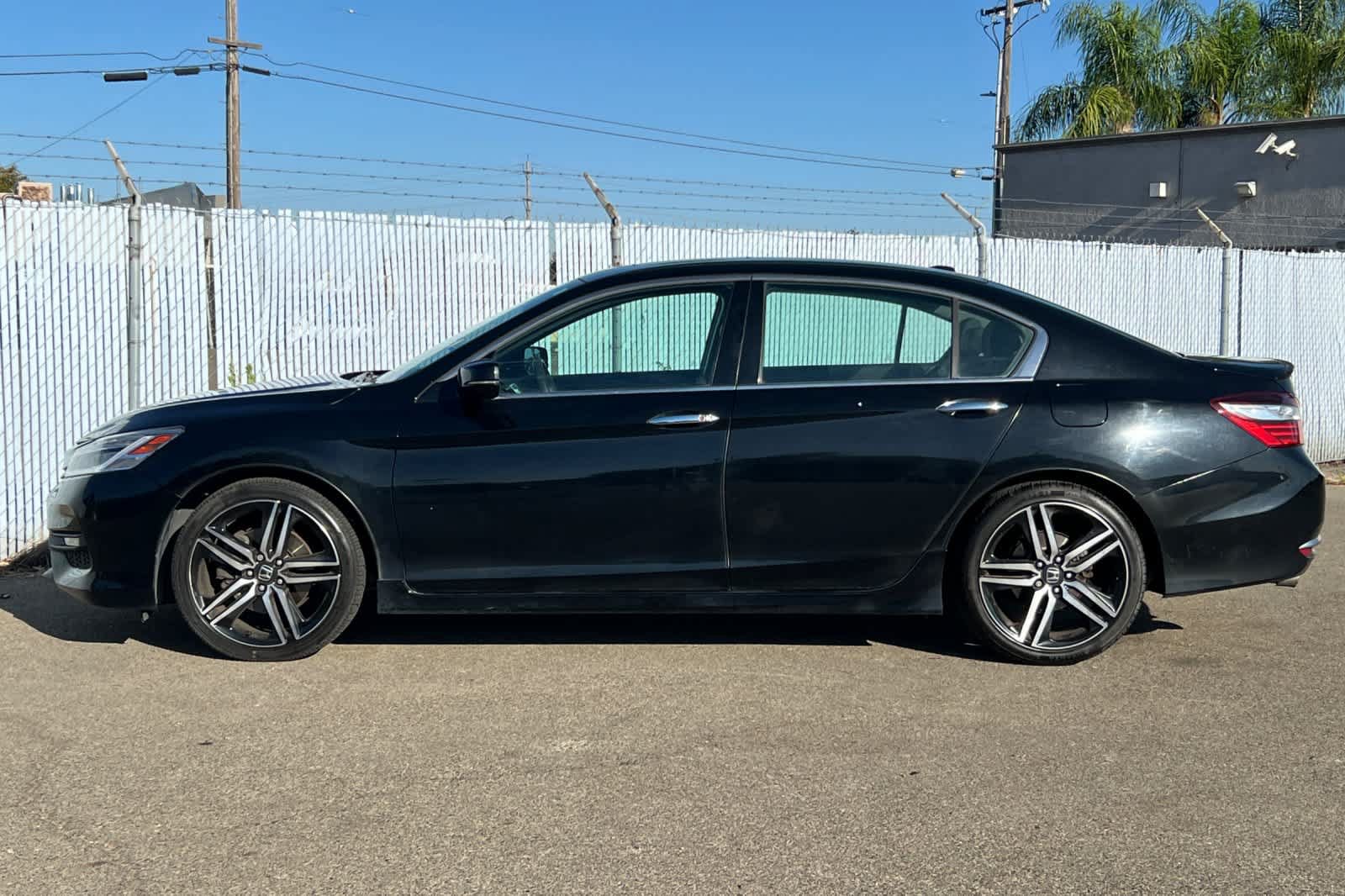 Used 2016 Honda Accord Touring image 2