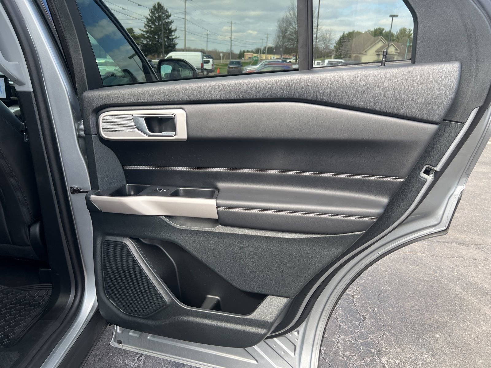 Used 2024 Ford Explorer XLT w/ Equipment Group 202A AWD/4WD image 29