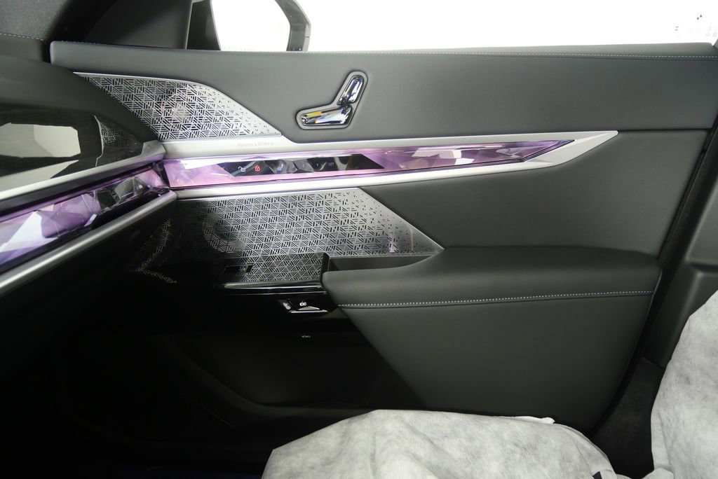 New 2026 BMW 750e xDrive w/ Executive Package image 24