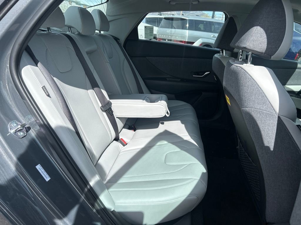 Used 2025 Hyundai Elantra Limited image 24