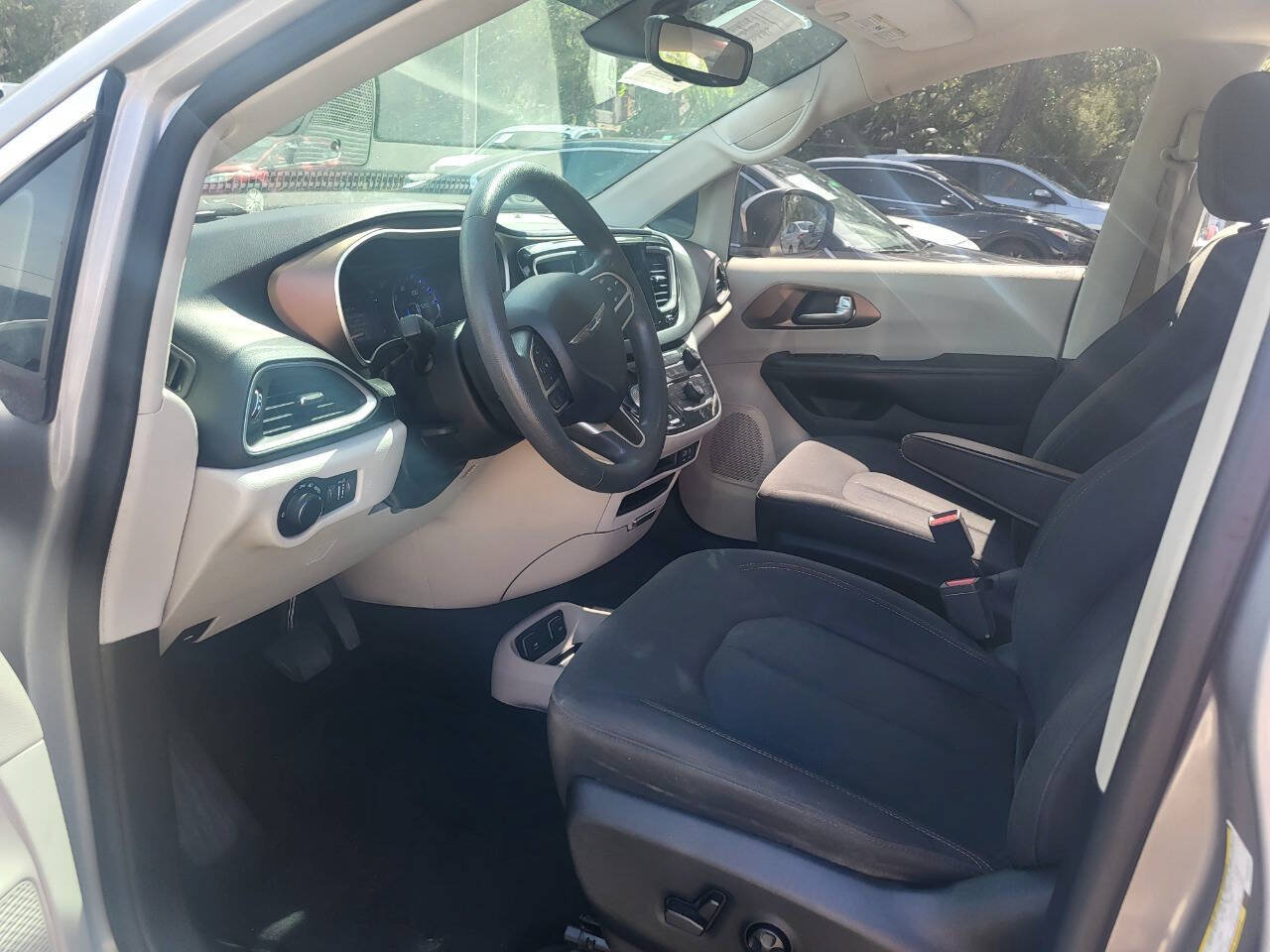 Used 2017 Chrysler Pacifica Touring w/ Tire & Wheel Group FWD image 59