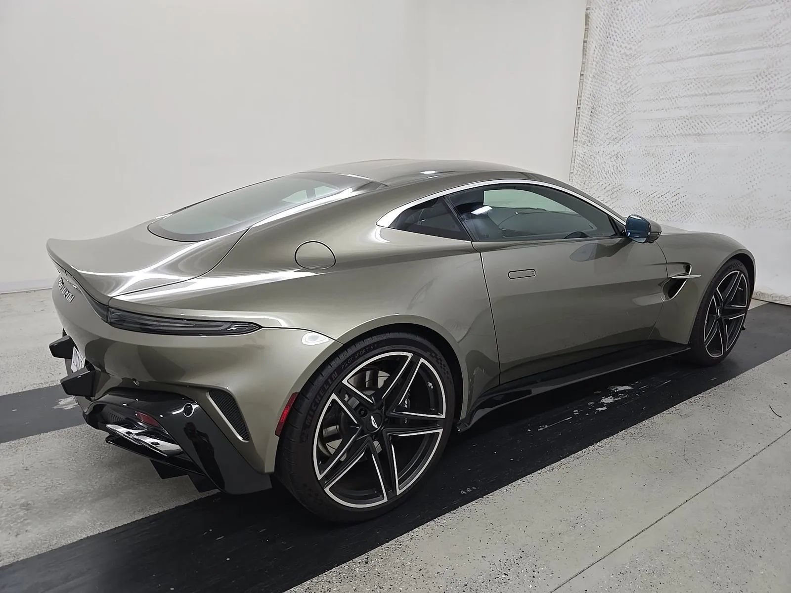 Used 2025 Aston Martin V8 Vantage Coupe RWD image 4