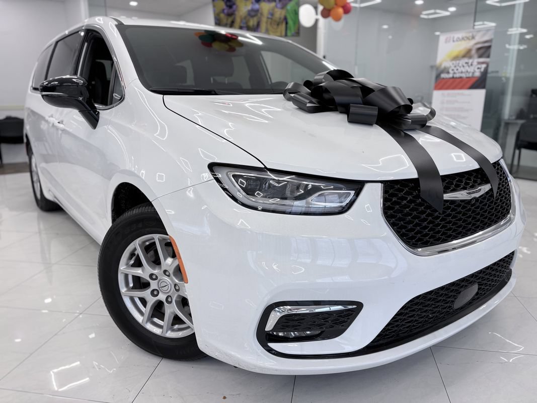 Used 2026 Chrysler Pacifica Select FWD image 3