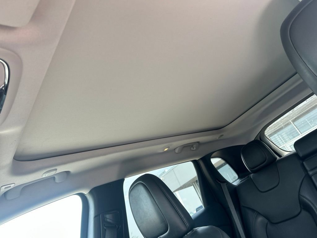 Used 2019 Jeep Cherokee Limited w/ Technology Group AWD/4WD image 16