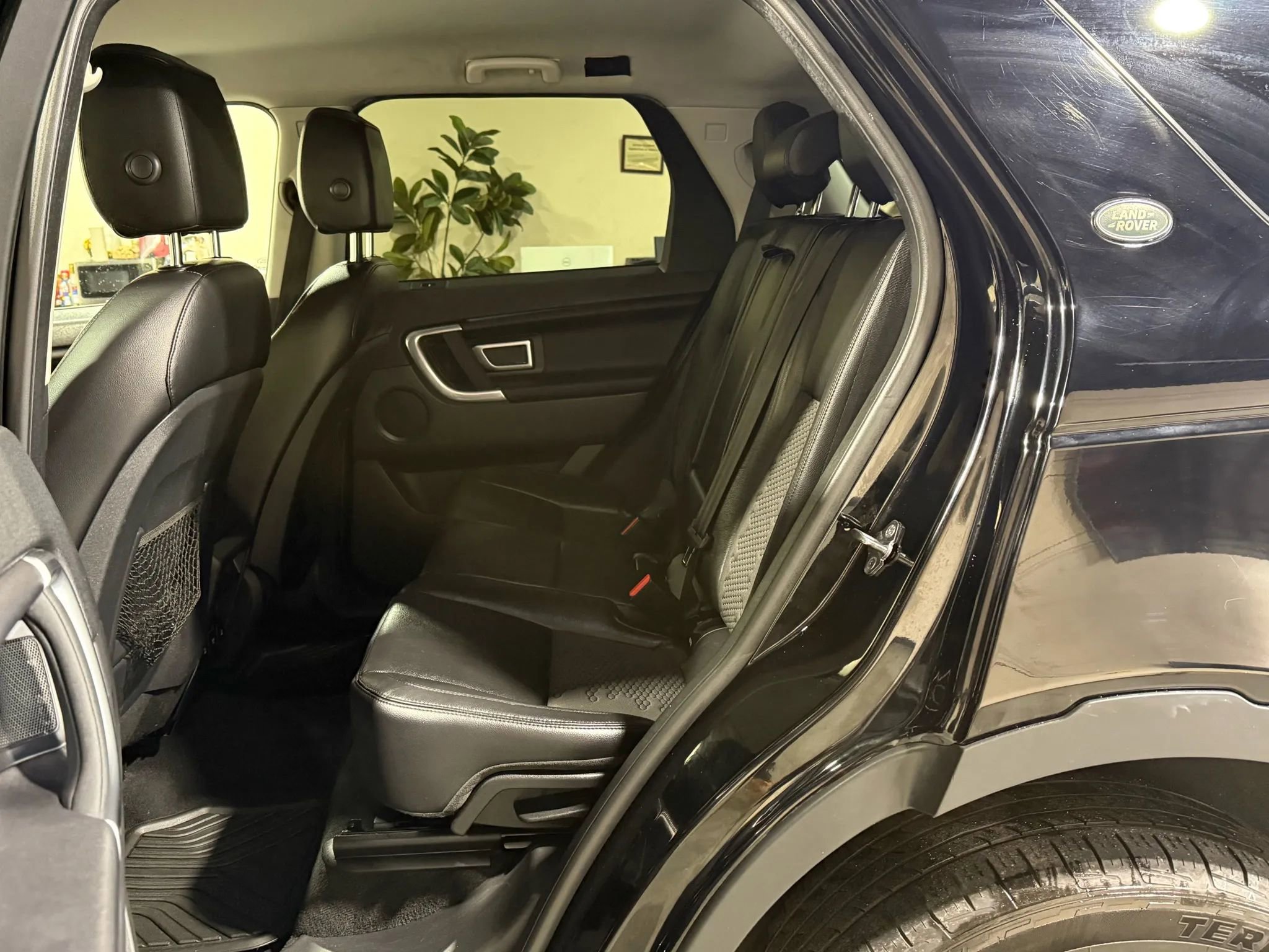 Used 2019 Land Rover Discovery Sport SE image 11