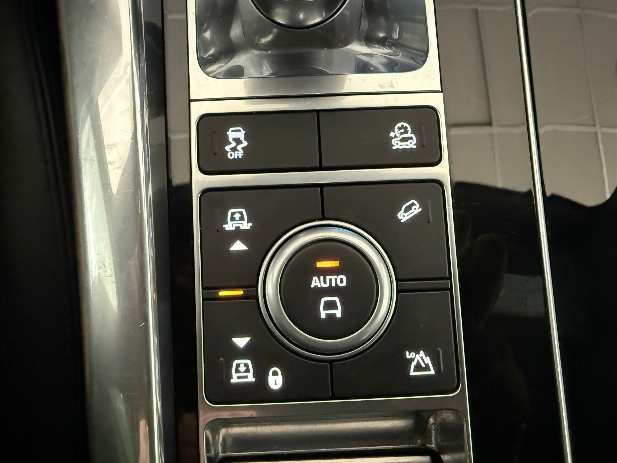 Used 2020 Land Rover Range Rover Sport SVR AWD/4WD image 17