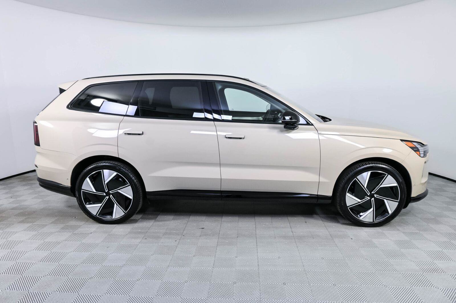 Certified 2026 Volvo EX90 Ultra AWD/4WD image 28