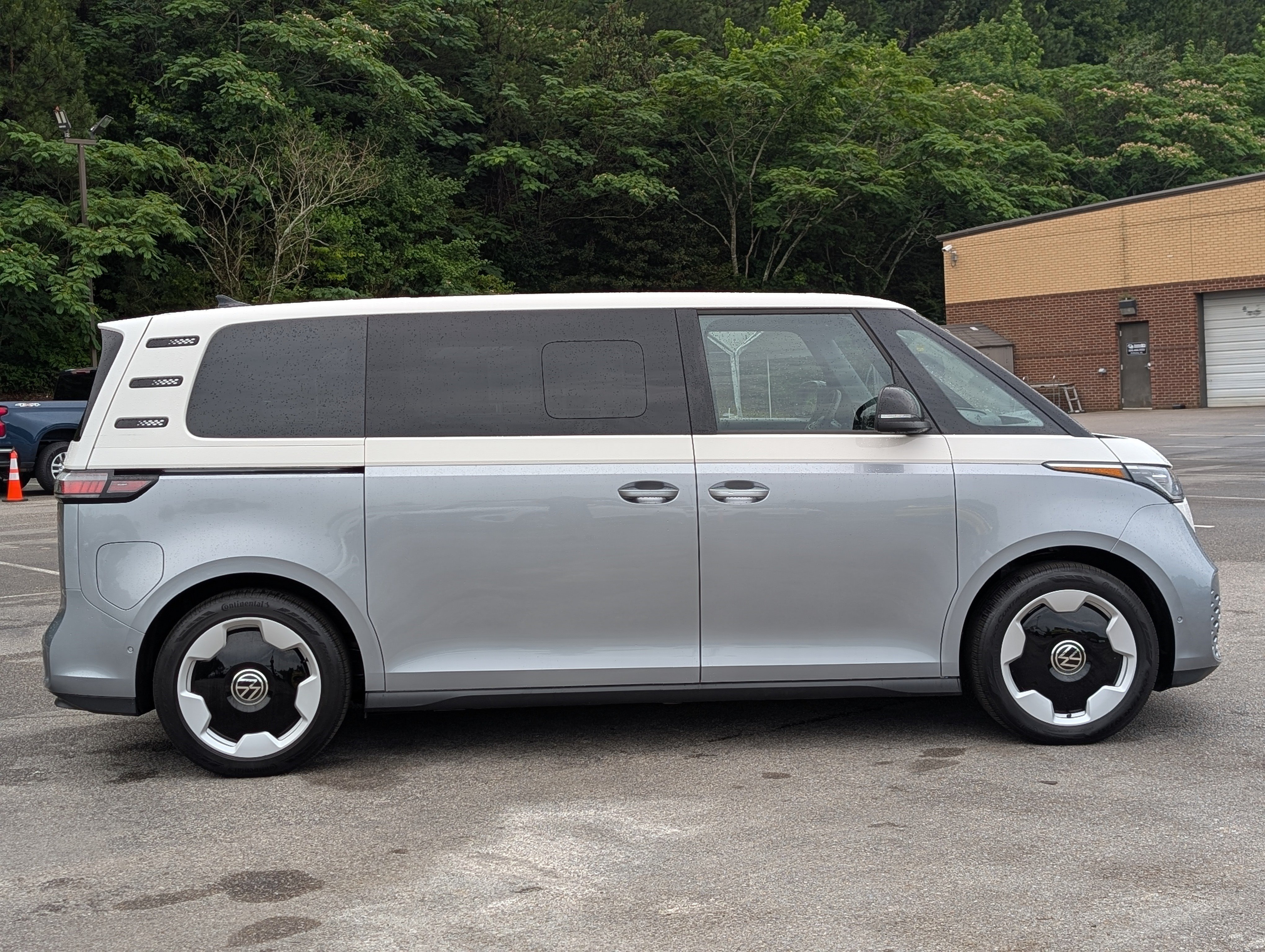 Used 2025 Volkswagen ID. Buzz Pro S Plus RWD image 10
