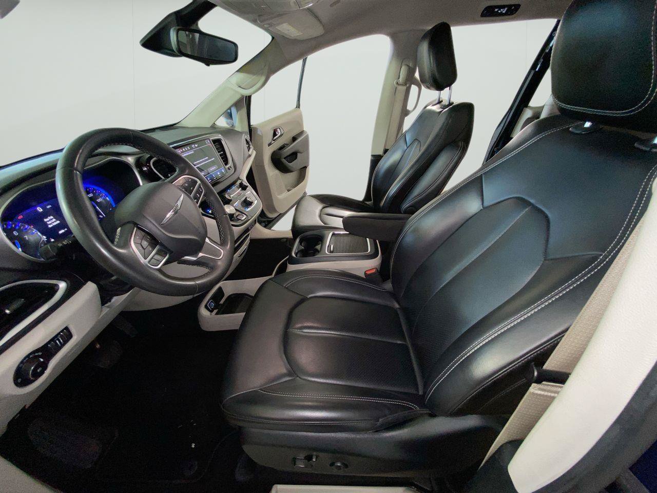 Used 2023 Chrysler Pacifica Touring-L FWD image 9