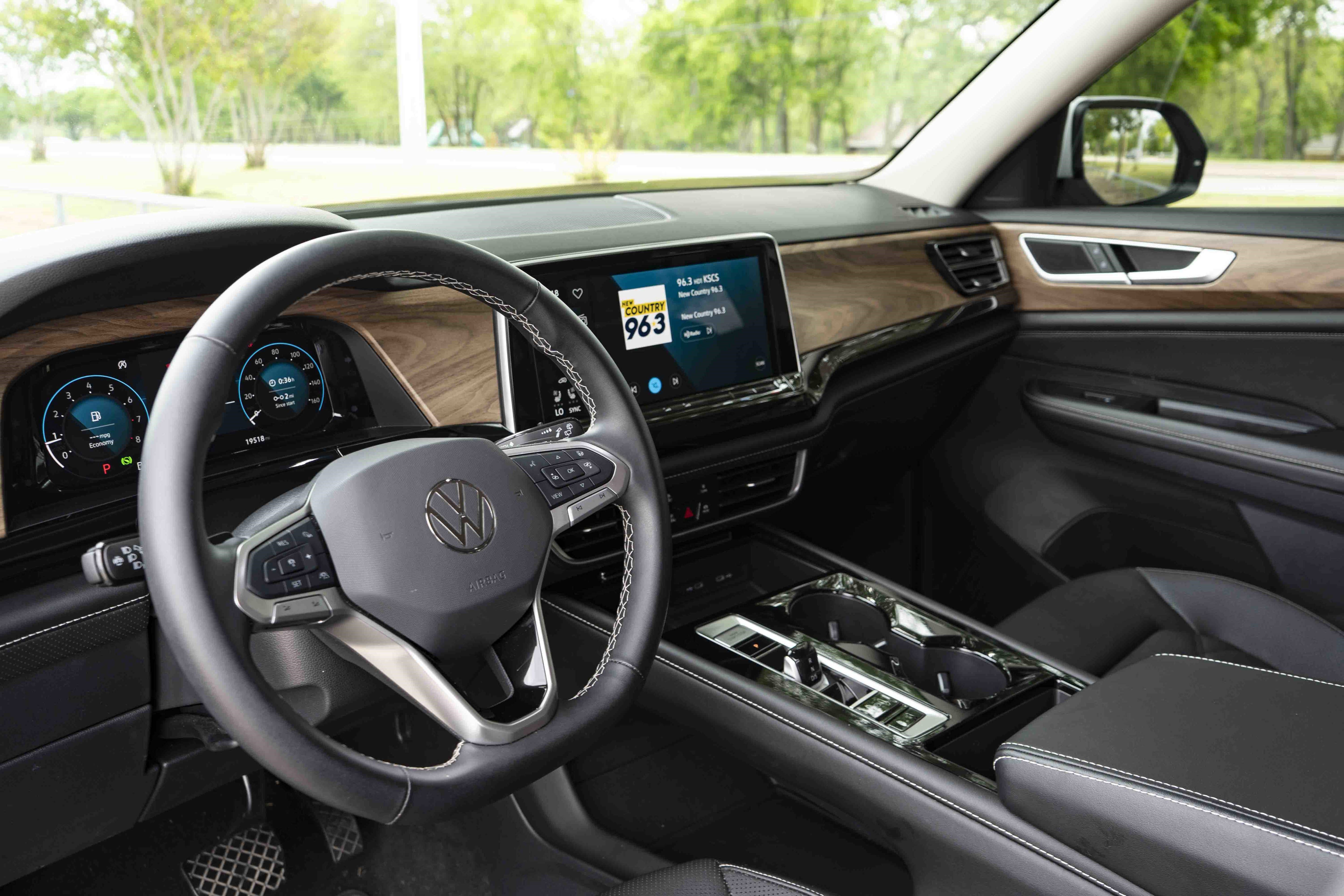 Used 2024 Volkswagen Atlas SE w/ Black Wheel Package FWD image 16